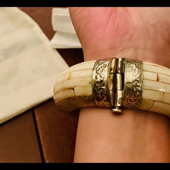 Vintage bone?, turquoise, and silver bangle. Stunning. - Picture 9 of 10
